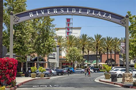 Riverside Plaza .